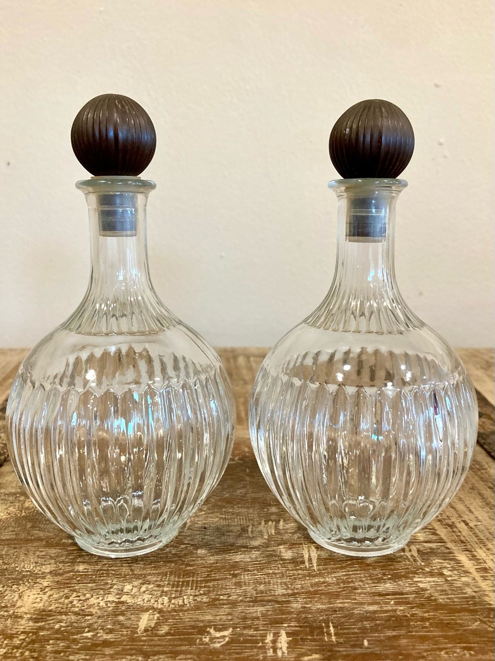 2 Vintage Ribbed Glass Decanters Vanity Bottles with Round Plastic Lids JPI NYC - Picture 9 of 12